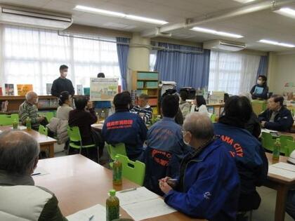 ハマッコトイレの仕組みを学ぶ様子