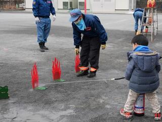 水消火器で的あてゲーム