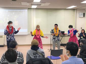 朗らかにフラダンスの披露
