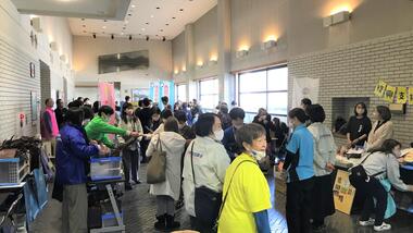 ロビーも展示や模擬店で大盛況でした