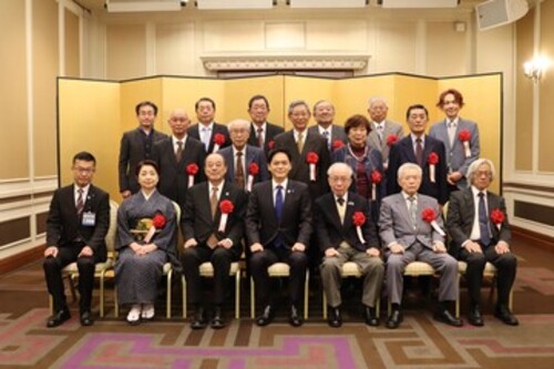 表彰を受けられた皆様と記念撮影