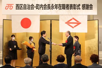 市長から表彰状・感謝状をお渡ししました