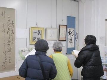 来場者の作品鑑賞、アンケート投票