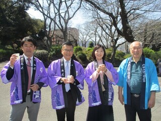 戸部大通り商店会　大塚会長と記念撮影