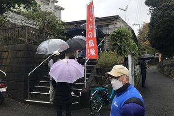 公園の外まで続く行列