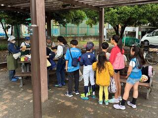 お弁当を楽しみに来てくれた こどもたちの行列（宮ケ谷公園） 