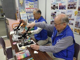 来場者にオリジナル缶バッジをプレゼント 