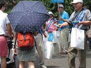街頭啓発活動の様子