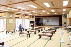 大広間でゆっくりする利用者の方