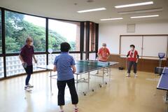 卓球サークルで汗を流す利用者の方