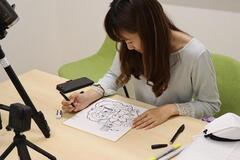 戸部みらいちゃんとにしまろちゃんのイラストを描く遠藤さん