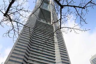3月3日の横浜ランドマークタワーを下から眺める写真