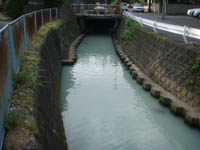 白く濁った川の画像