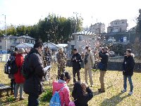 参加者が集合している様子の写真