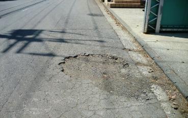 道路上に穴が開いている写真