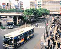 鶴見駅東口の通勤風