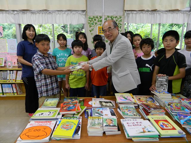 荏田東第１小学校贈呈式写真