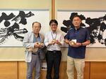 はちみつを手に持って記念撮影