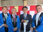 都筑区長賞を受賞した梅干しを手に記念撮影
