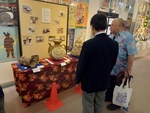 展示品の見学の様子