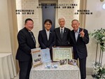 ベンチ記念撮影